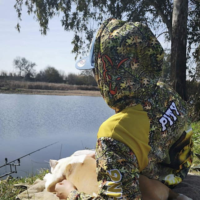 Q53 Sudaderas personalizadas Pescador sentado junto a un lago, con una caña de pescar