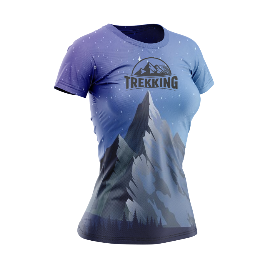 Camiseta Q53 de color azul con diseño de montañas y el texto "Trekking".