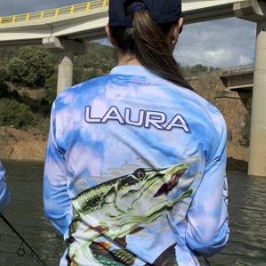 Camiseta Q53 de color azul con diseño costero y logos de patrocinadores.